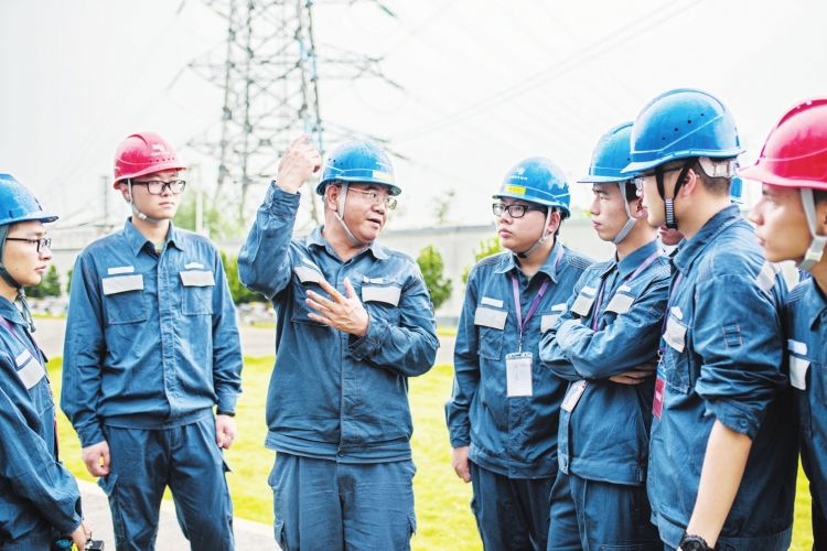 廣東電網(wǎng)東莞供電局變電管理二所檢修一班副班長(zhǎng)何滿棠：“以匠人之心，守一畝三分地”