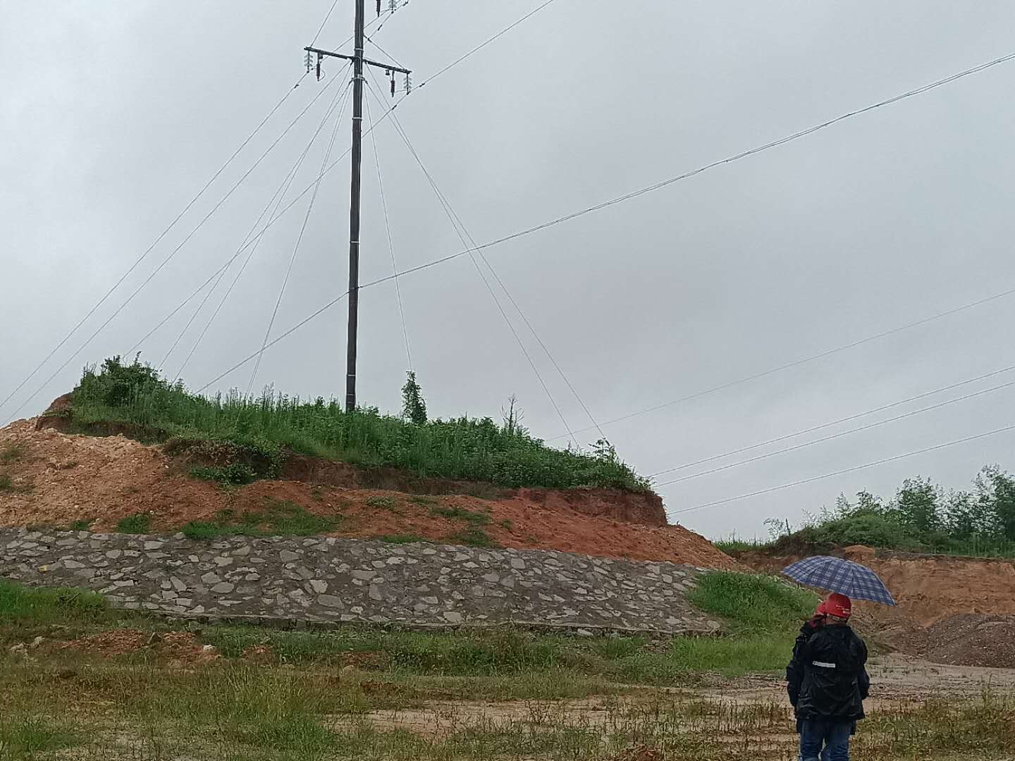 國(guó)網(wǎng)南城縣供電公司開(kāi)展35千伏輸電線(xiàn)路防汛特巡工作
