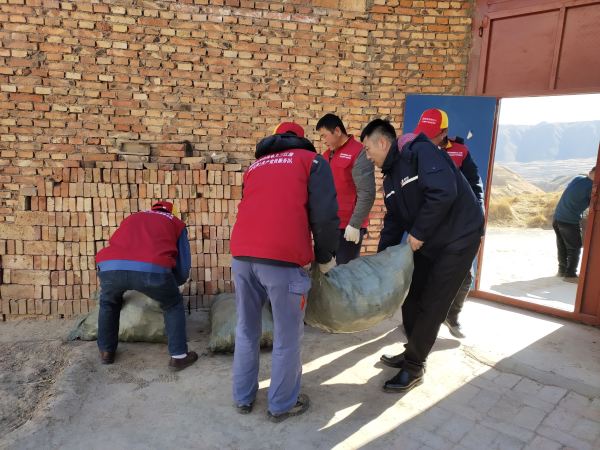 國(guó)網(wǎng)青海黃化化隆縣供電公司：節(jié)前“祝?！迸诵? width=