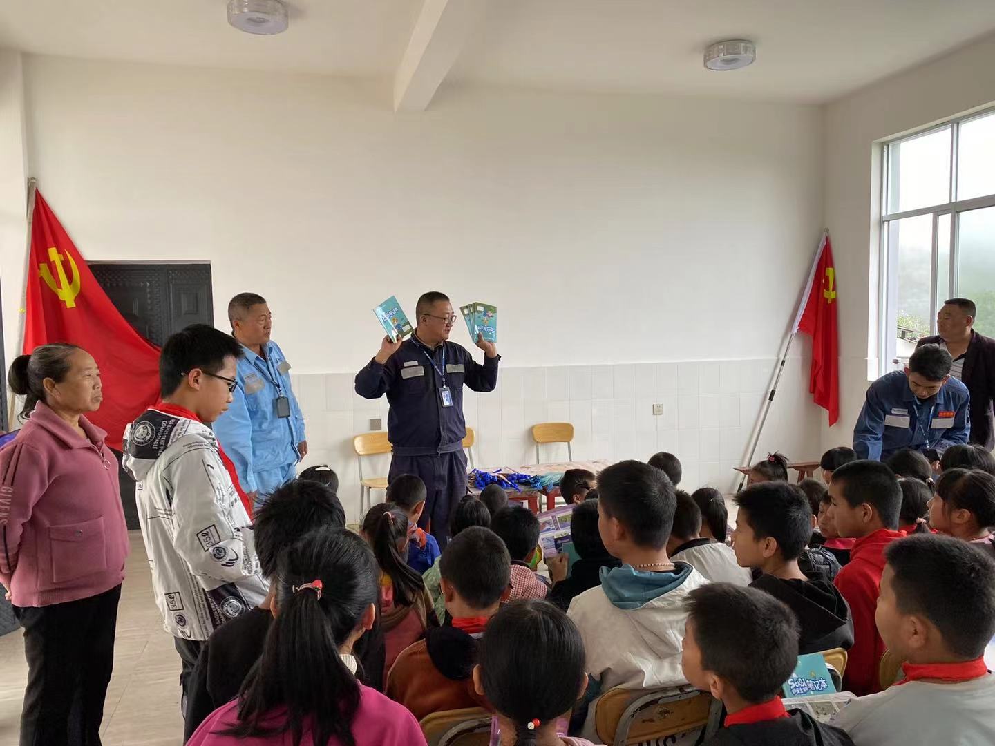 黨團聯(lián)合帶安全宣講進校園，“電”亮未來助成長