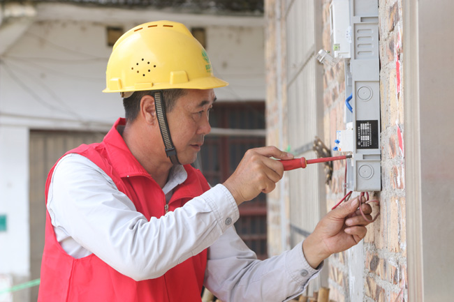 湖南寧遠(yuǎn)供電公司天堂供電所黨員志愿服務(wù)隊(duì)一線(xiàn)辦實(shí)事解民憂(yōu)