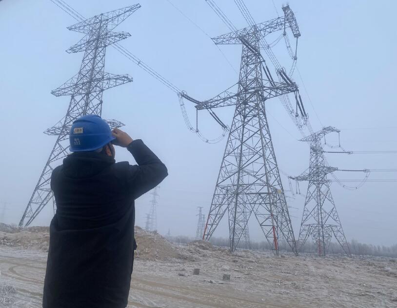 內蒙古烏海超高壓供電公司防污除閃，寒冬堅守一線