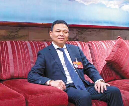 強(qiáng)電網(wǎng)優(yōu)服務(wù) 推動(dòng)城鄉(xiāng)一體化發(fā)展——訪全國人大代表、奧克斯集團(tuán)有限公司董事長鄭堅(jiān)江
