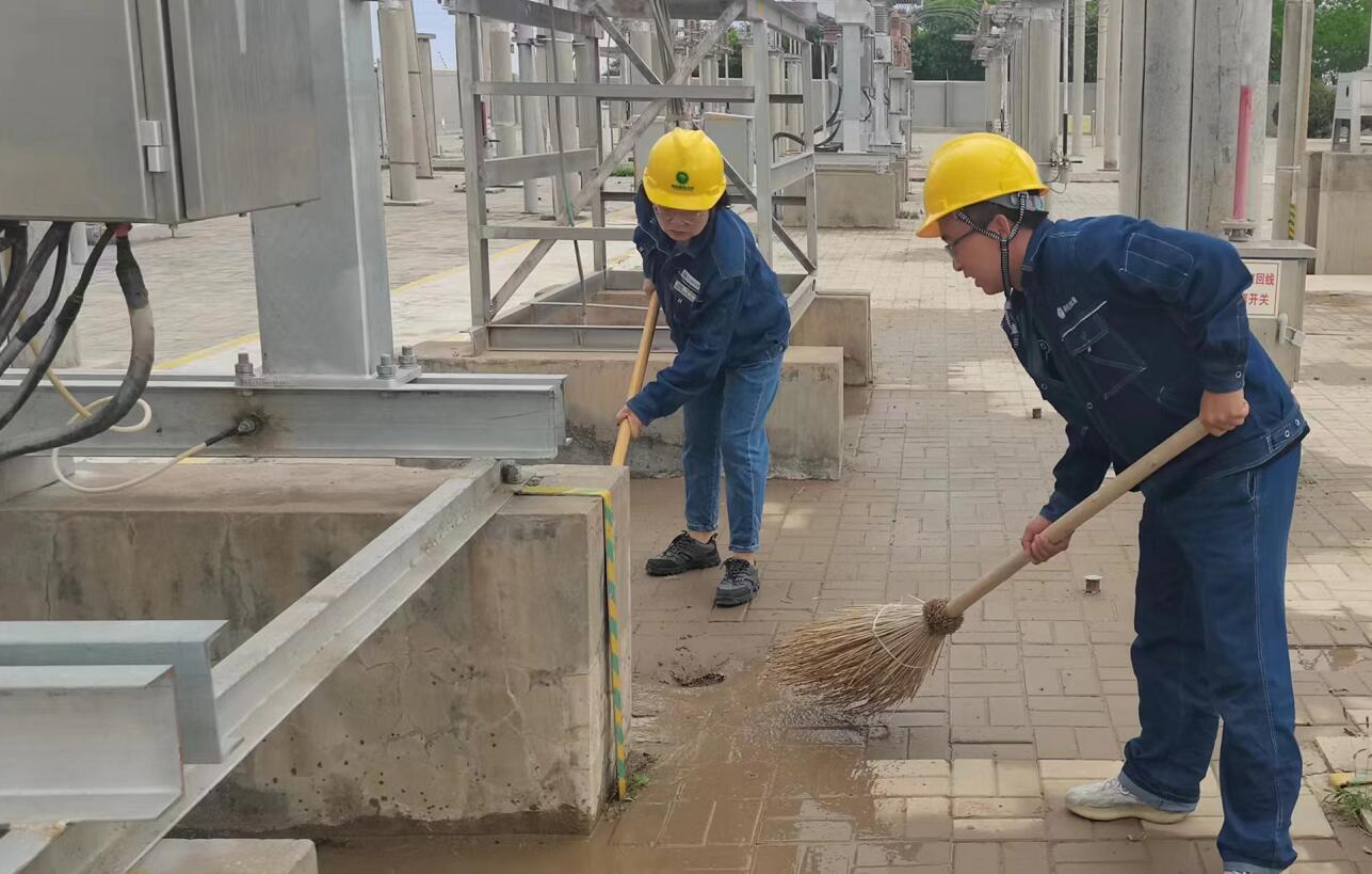 戈壁有雨，阿電人全力出擊保供電