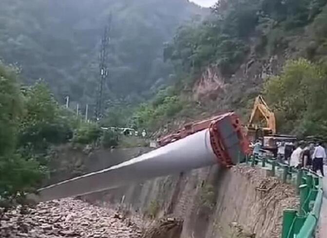 陜西寶雞隴縣：80米風(fēng)電扇葉運(yùn)輸車歪倒，正救援