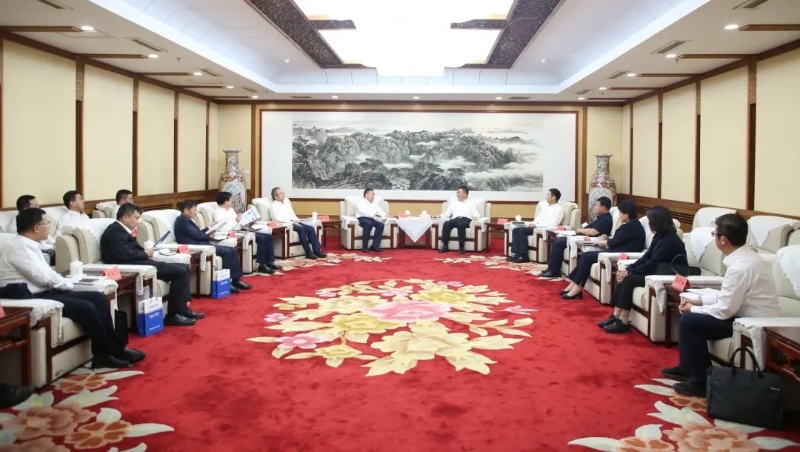 宋海良與內(nèi)蒙古自治區(qū)黨委常委、呼和浩特市委書(shū)記包鋼座談
