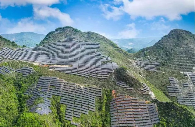 全國(guó)首例！吉電股份“大容量、高坡度”集中式山地光伏項(xiàng)目并網(wǎng)