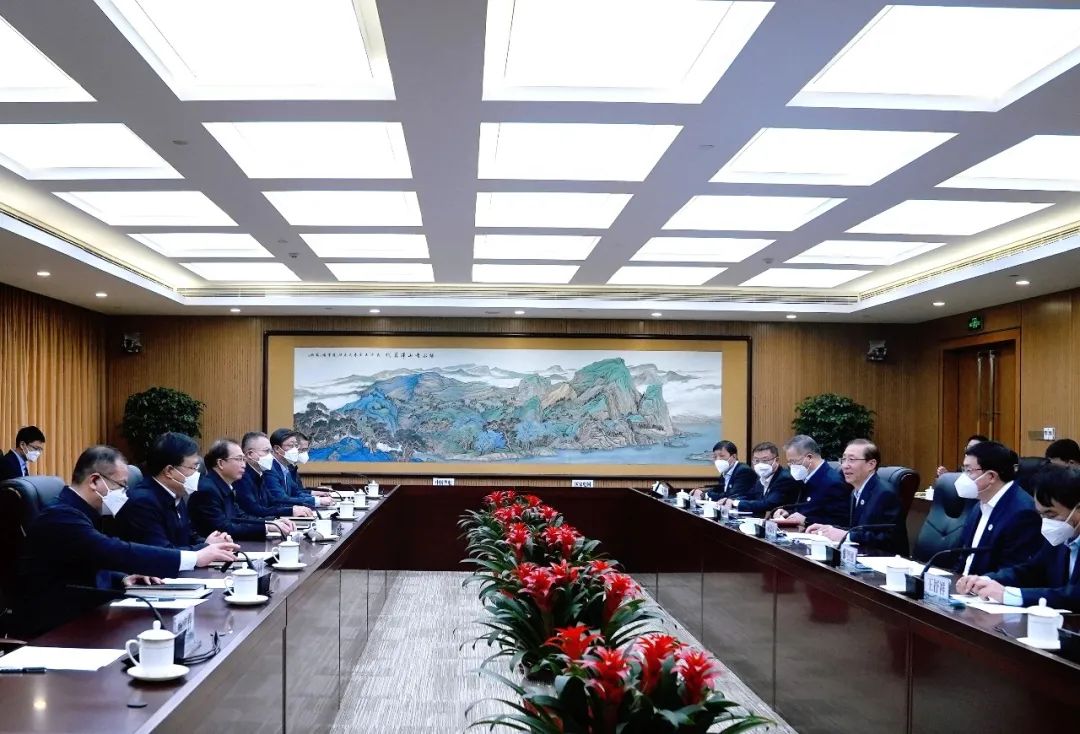 華電集團(tuán)董事長江毅、總經(jīng)理葉向東與國家電網(wǎng)董事長辛保安、總經(jīng)理張智剛舉行會談