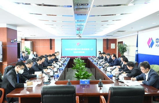 中國(guó)電建黨委書記、董事長(zhǎng)丁丁焰章與內(nèi)蒙古電力集團(tuán)黨委書記、董事長(zhǎng)賈振國(guó)會(huì)談