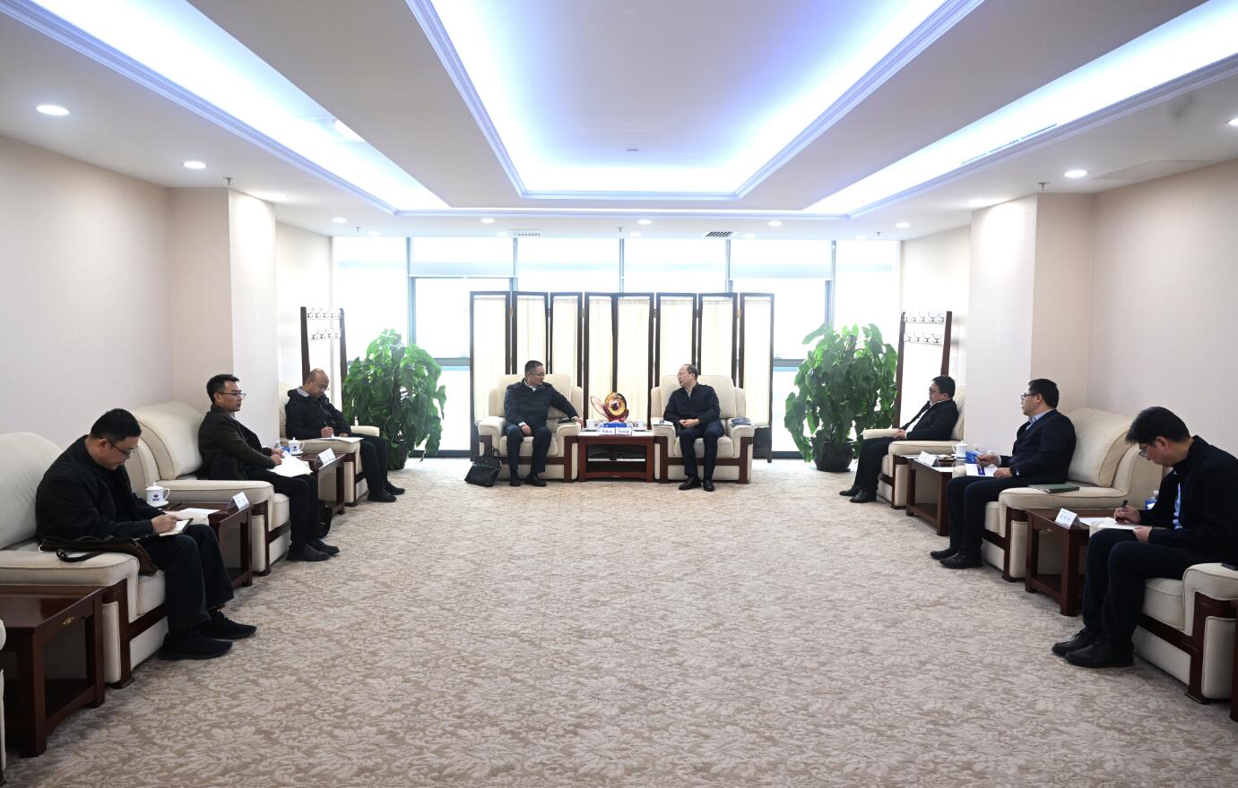 中國電建黨委常委、副總經(jīng)理徐鵬程與西藏開發(fā)投資集團(tuán)黨委書記、董事長祁騰武會談