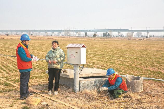 山東省梁山縣：黃河灘區(qū)上，井在地頭，電到井口