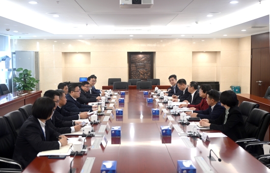 中國電建黨委常委、副總經(jīng)理王小軍與中國華電集團(tuán)黨組成員、副總經(jīng)理李旭紅會談