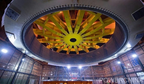 黃河上游在建海拔最高、裝機(jī)容量最大的水電站首臺(tái)機(jī)組定子順利吊裝