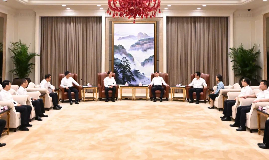 國(guó)家電網(wǎng)公司董事長(zhǎng)、黨組書辛保安與福建省委書記周祖翼、省長(zhǎng)趙龍會(huì)談