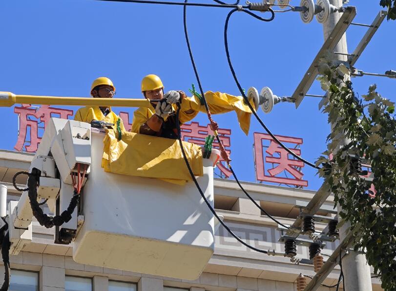 阿拉善供電公司迎夏峰帶電消缺，保醫(yī)電“汗”衛(wèi)民生