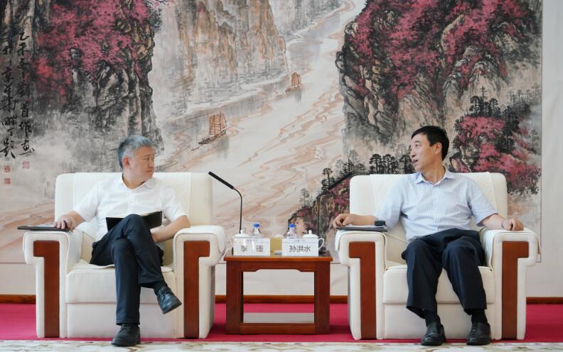 中國能建黨委副書記、總經(jīng)理孫洪水與重慶兩江投資集團黨委書記、董事長李謹(jǐn)會談