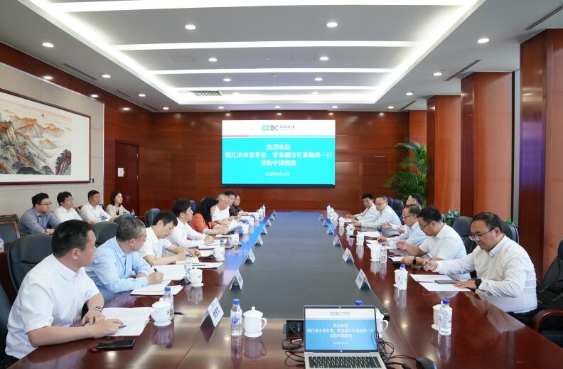 李麗娜與鎮(zhèn)江市委常委、常務(wù)副市長秦海濤會談