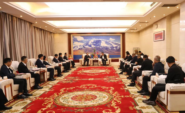 華電集團黨組書記、董事長江毅與喀什地委副書記、行署專員艾尼瓦爾·吐爾遜舉行會談