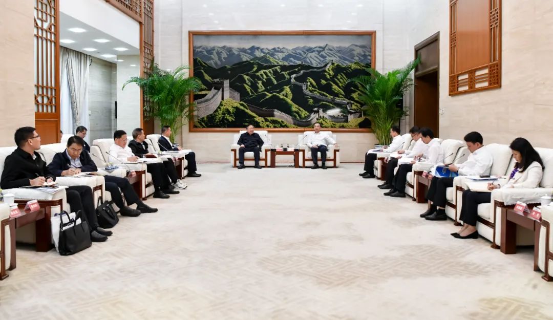大唐集團有限公司黨組書記、董事長鄒磊與廣西壯族自治區(qū)國資委黨委書記秦如培會談