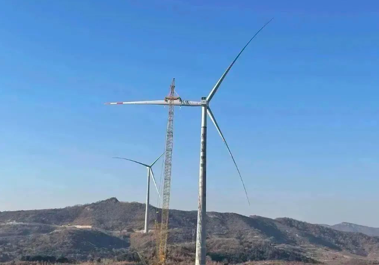 中石化起運公司營口風電項目首臺混塔圓滿吊裝！
