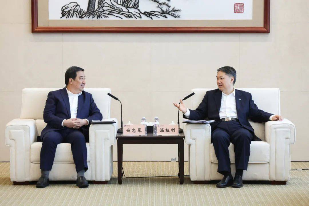 中國(guó)電氣裝備董事長(zhǎng)白忠泉、總經(jīng)理周群拜訪(fǎng)中國(guó)華能董事長(zhǎng)溫樞剛
