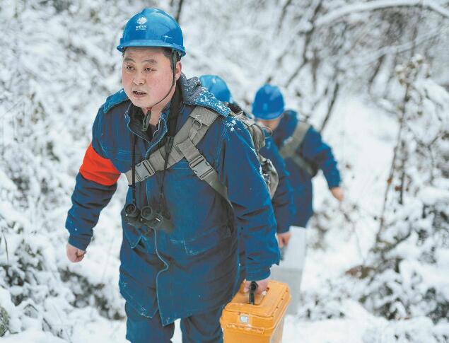 【國網(wǎng)楷?！恐芗t亮：巡行秦嶺深處 守護(hù)線路安全