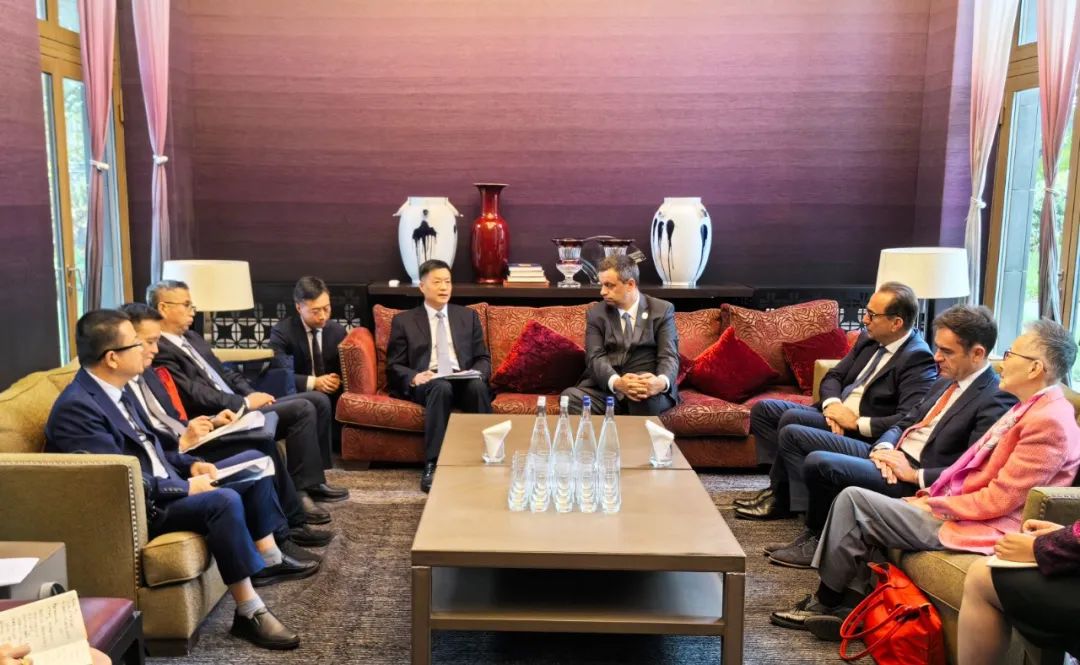 東方電氣集團(tuán)黨組書記、董事長俞培根與法國電力集團(tuán)董事長兼首席執(zhí)行官呂克·雷蒙會(huì)談