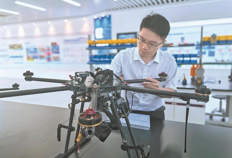 讓無人機(jī)成為輸電線路運(yùn)檢的好幫手——記全國五一勞動獎(jiǎng)?wù)芦@得者陳尉