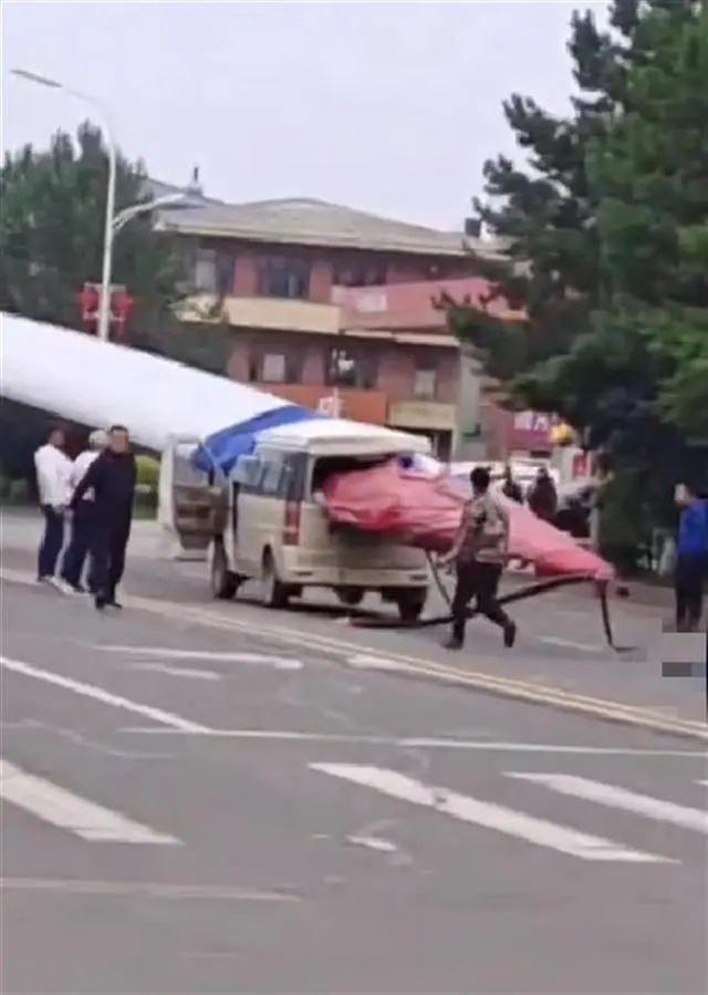 黑龍江一面包車被風電機葉片刺穿，知情人：車上載有7人