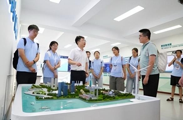 科技領(lǐng)航，由校到企——“重走初心之路”實(shí)踐團(tuán)