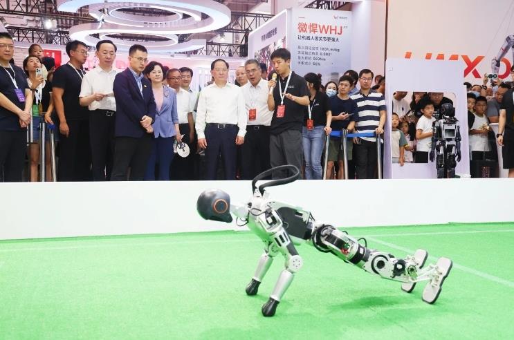 工信部黨組書記、部長(zhǎng)金壯龍參觀調(diào)研2024世界機(jī)器人大會(huì)