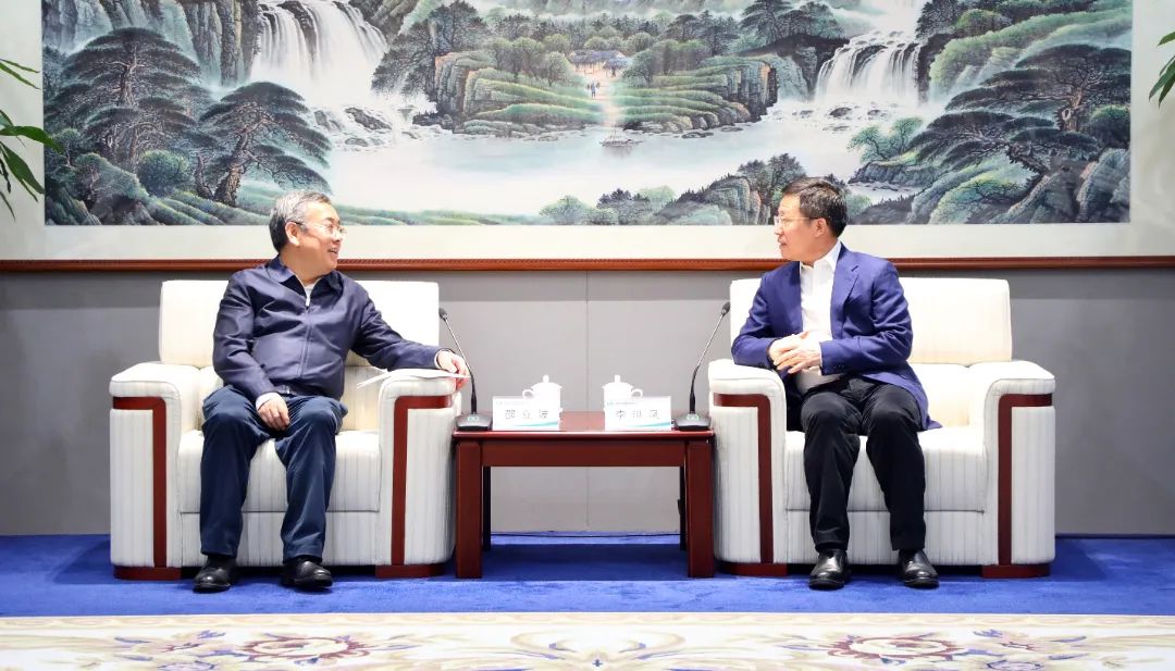 中國電氣裝備黨委書記、董事長李洪鳳會見國家開發(fā)銀行戰(zhàn)略客戶部總經(jīng)理邵立波