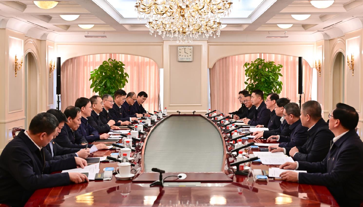 大唐集團(tuán)董事長(zhǎng)鄒磊、總經(jīng)理張傳江與中國(guó)安能董事長(zhǎng)陳奕輝、總經(jīng)理周慶豐會(huì)談