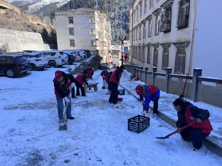挺膺擔(dān)當(dāng)志愿服務(wù)，清冰除雪保障安全